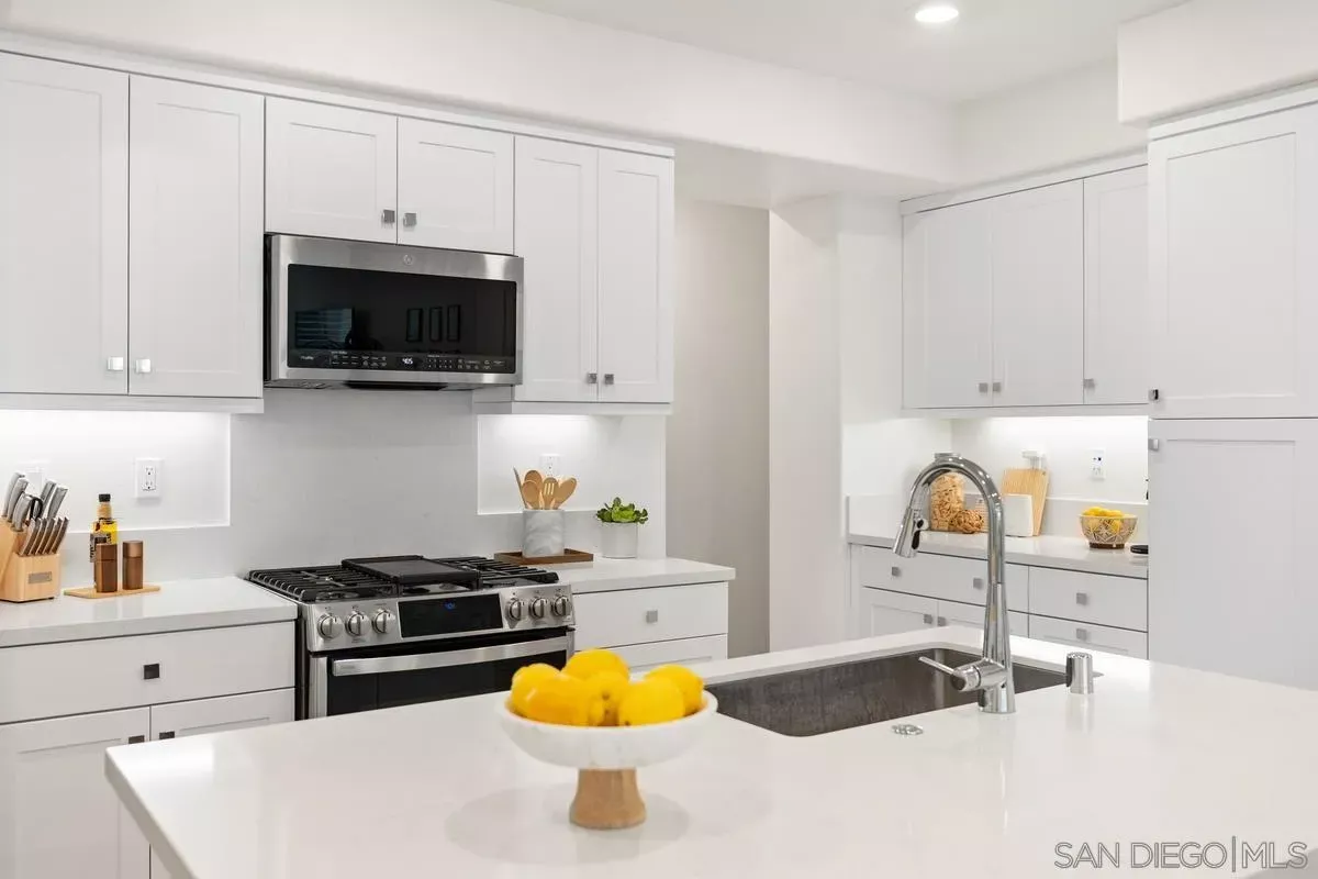 Property Photo: 1400 Lasso Way 203 CA 92694