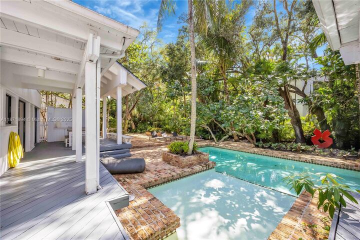 Property Photo: 5600 Oakwood Ln FL 33156