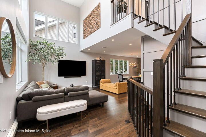 Property Photo:  100 Knox Place  NY 10314 