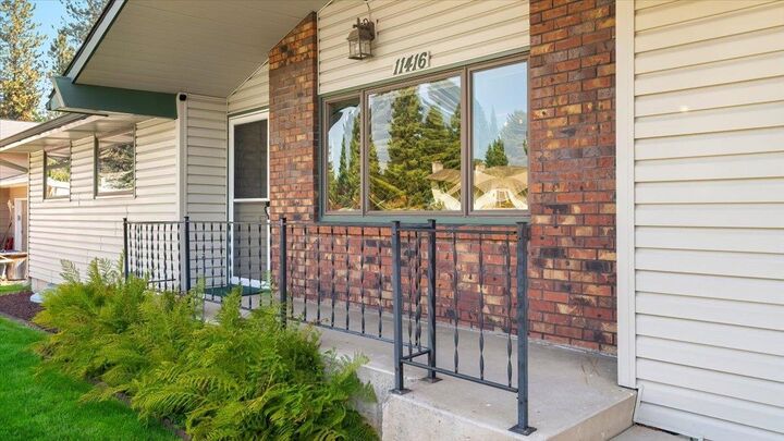 Property Photo: 11416 N Guinevere Dr WA 99218