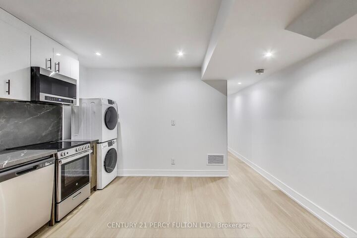 Photo de la propriété:  18 Springhurst Avenue 3  ON M6K 1A9