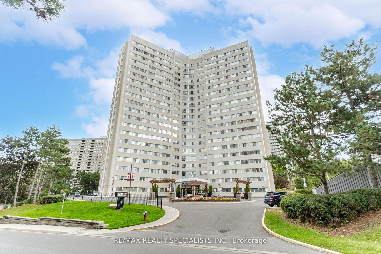 Property Photo: 3695 Kaneff Crescent 212 ON L5A 4B6
