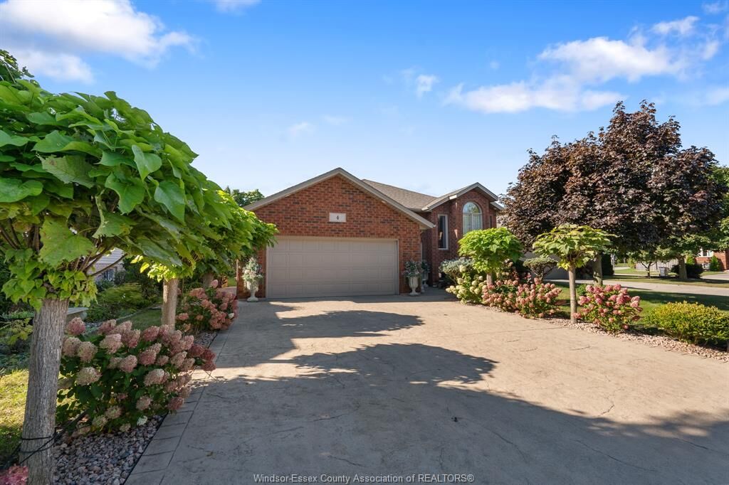 Property Photo:  4 Francesco Court  ON N8H 5M4 