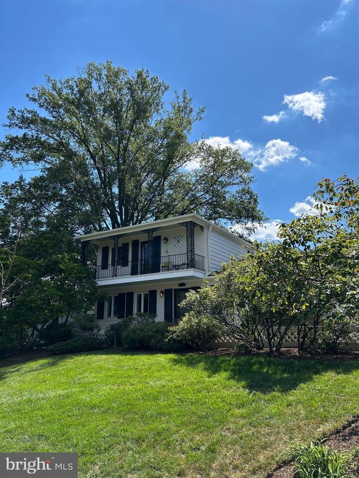 500 Crown View Drive  Alexandria VA 22314 photo