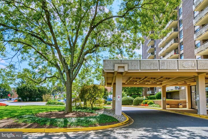 Property Photo: 1800 Old Meadow Road 1121 VA 22102