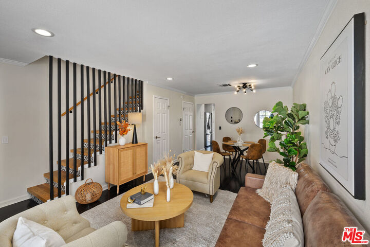 Property Photo: 11127 La Maida St CA 91601