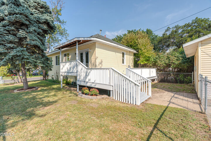 Property Photo:  701 N 9th Street  ND 58501