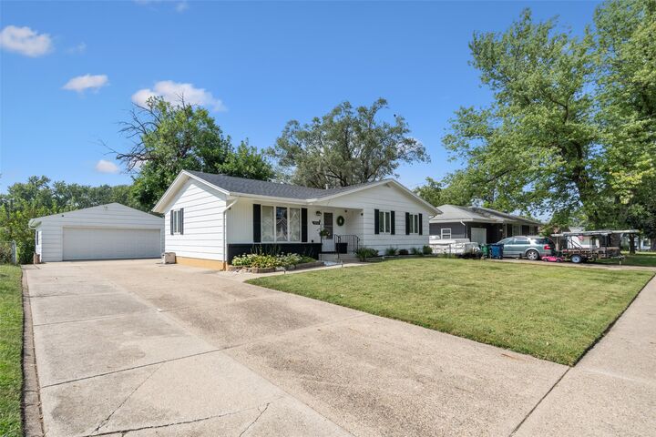 Property Photo:  4404 65th Street  IA 50322 