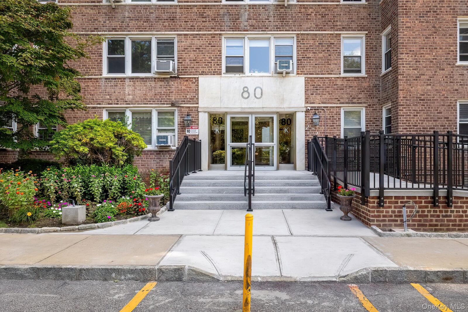 Property Photo:  80 Knolls Crescent 1B  NY 10463 