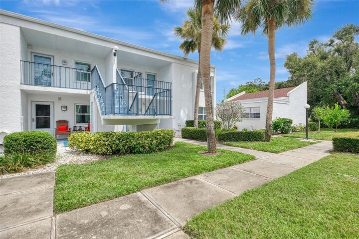 Property Photo:  725 Capri Isles Boulevard 725  FL 34292 