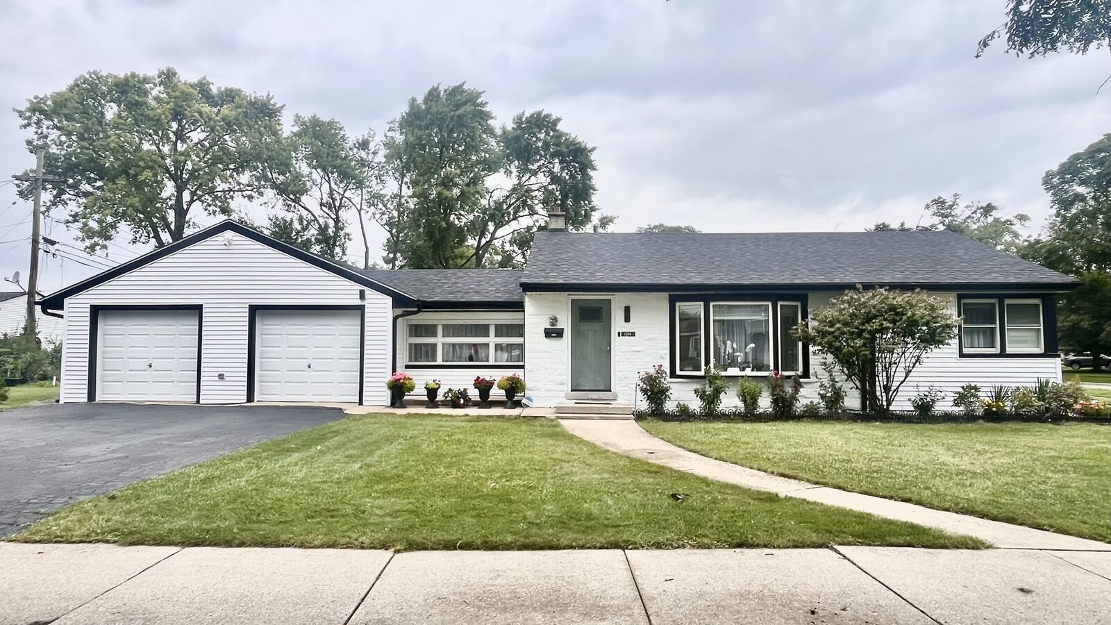 Property Photo: 1394 Carol Lane IL 60018