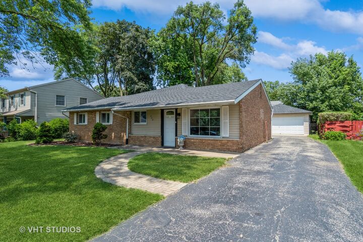 Property Photo:  520 White Oak Road  IL 60440 