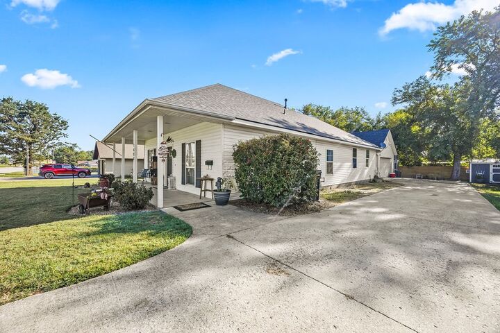 Property Photo:  1405 S 5th Street  AR 72756 