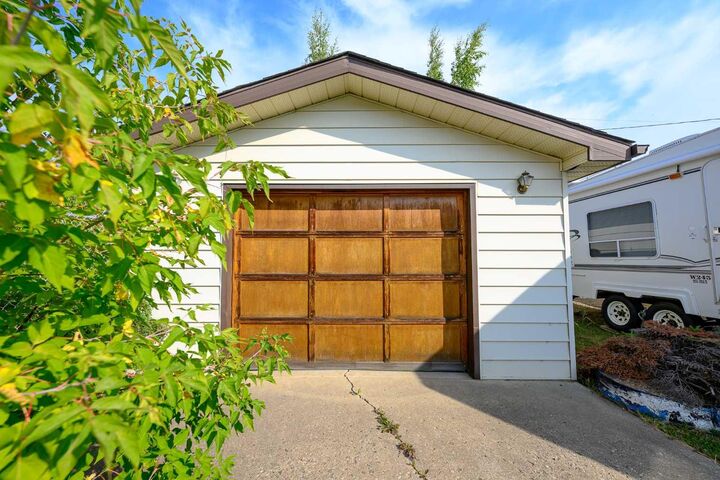 Property Photo:  10230 112 Avenue  AB T8V 1V8 