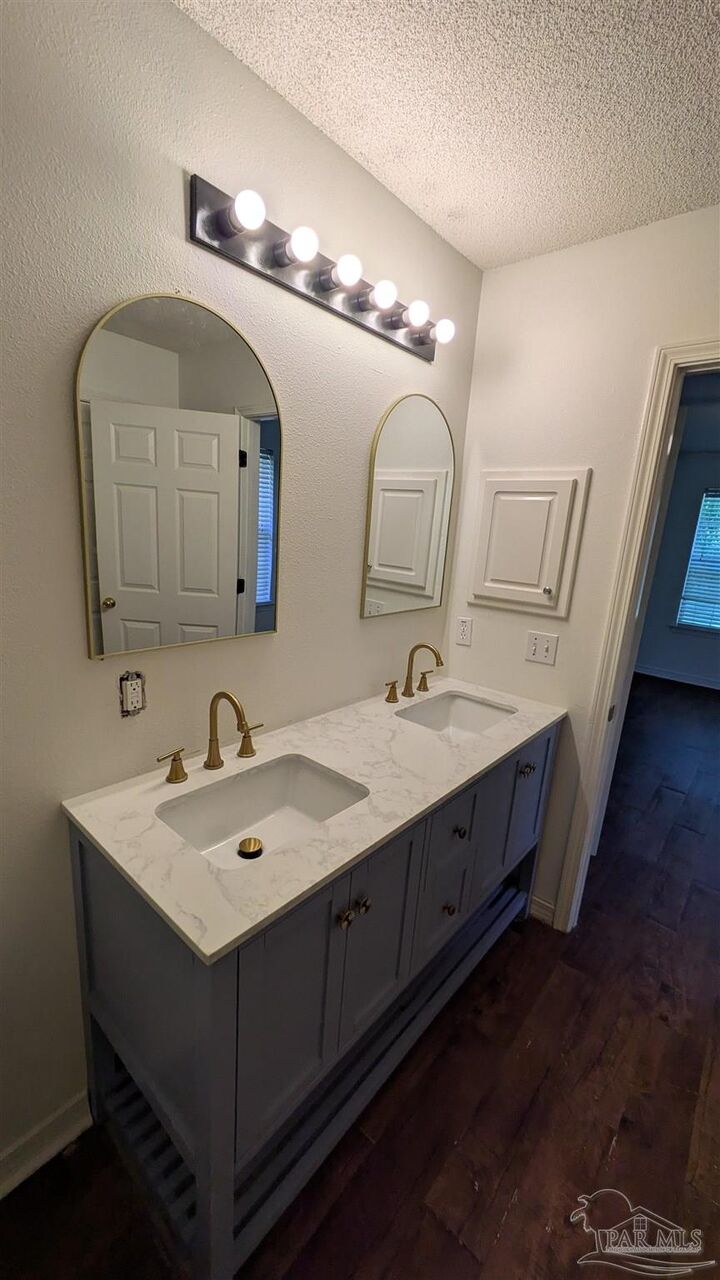 Property Photo: 6335 Mers Ln FL 32526