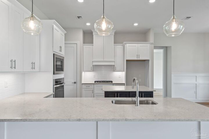 Property Photo: 2038 Fontainebleau Ct FL 32566