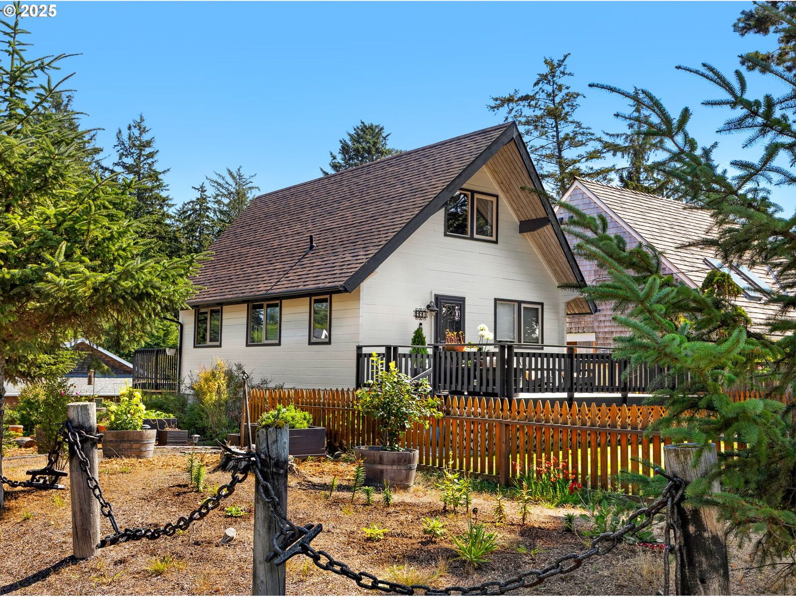Property Photo: 997 N Cottage Ave OR 97138