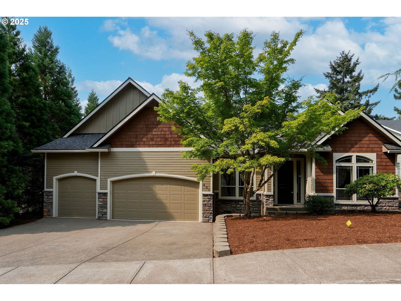 Property Photo: 401 La Cresta Dr OR 97306