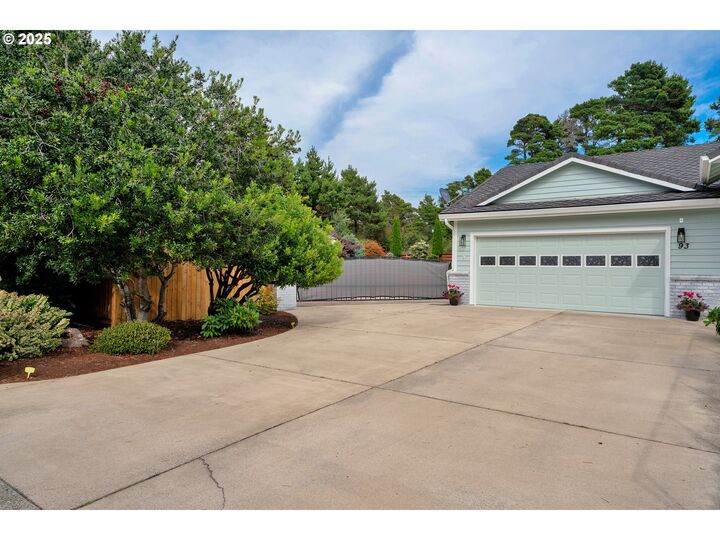 Property Photo: 93 Sailors Ravine Ct OR 97439
