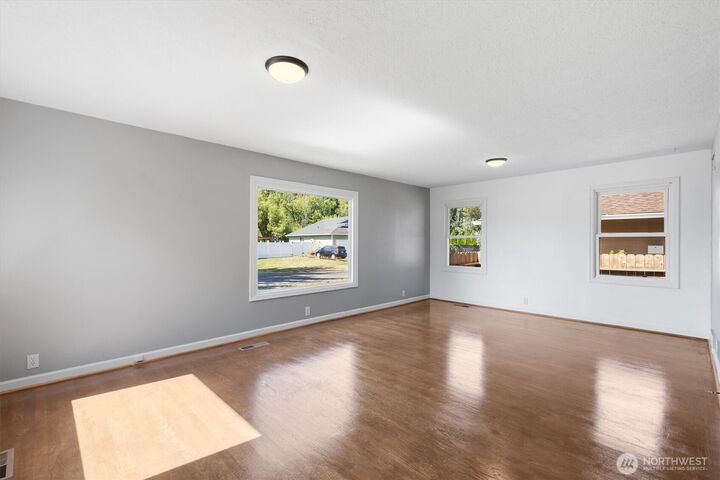 Property Photo:  412 NW 7th Avenue  WA 98626 