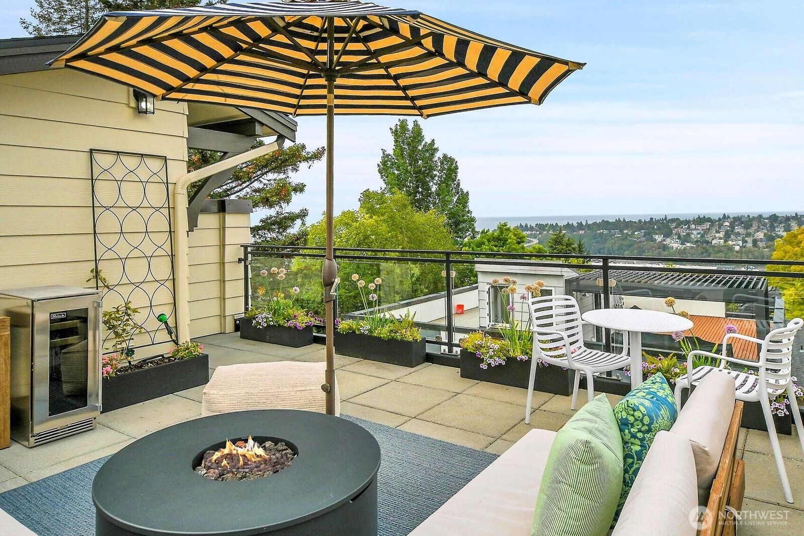 Property Photo:  2130  10th Avenue W 28  WA 98119 