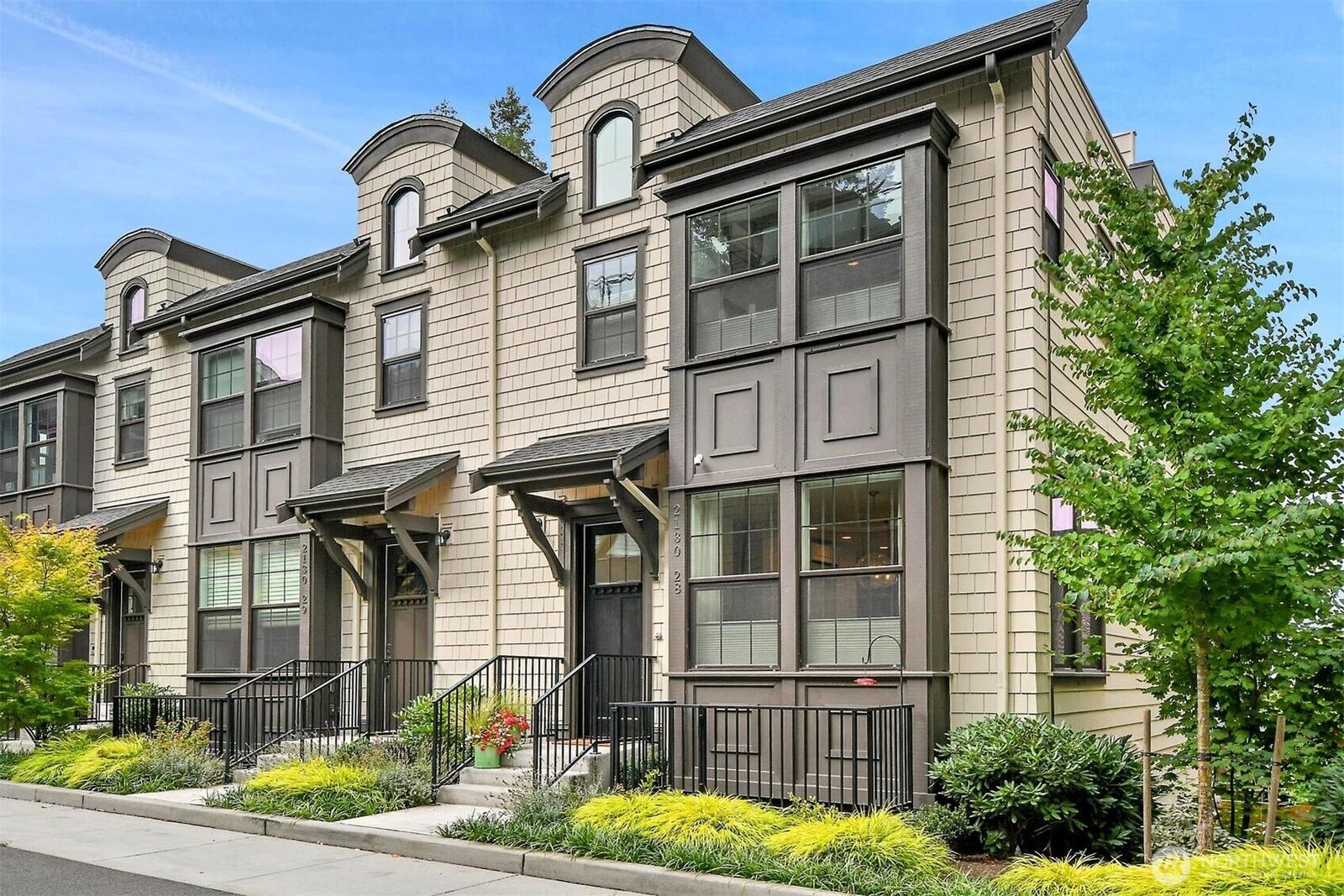 Property Photo:  2130  10th Avenue W 28  WA 98119 