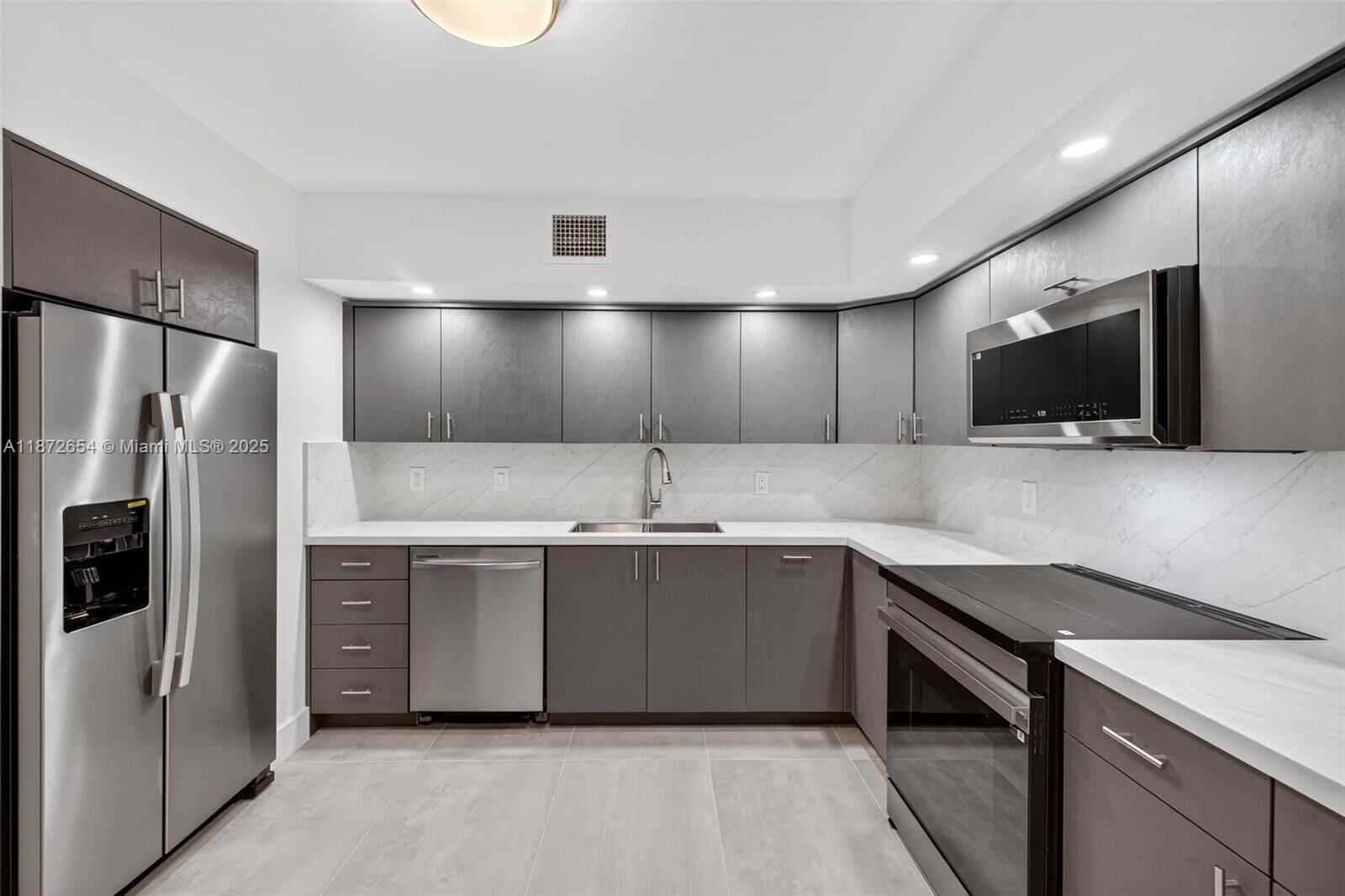 Property Photo: 2812 N 46th Ave G665 FL 33021