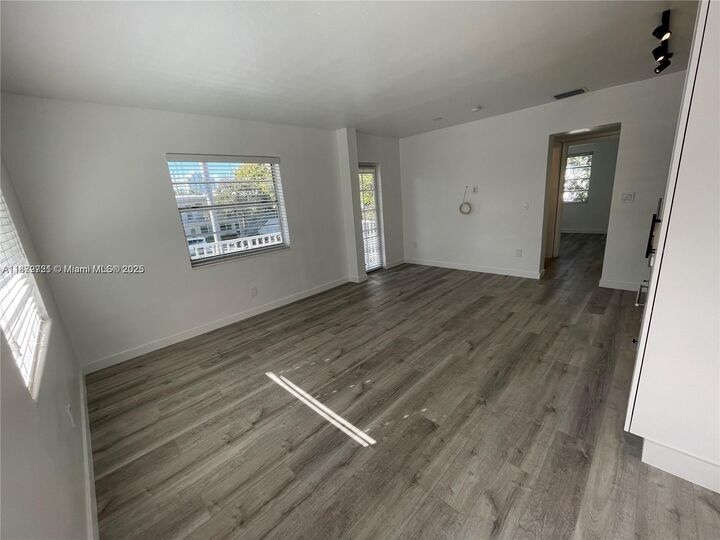 Property Photo:  323 Washington Ave 7  FL 33139 