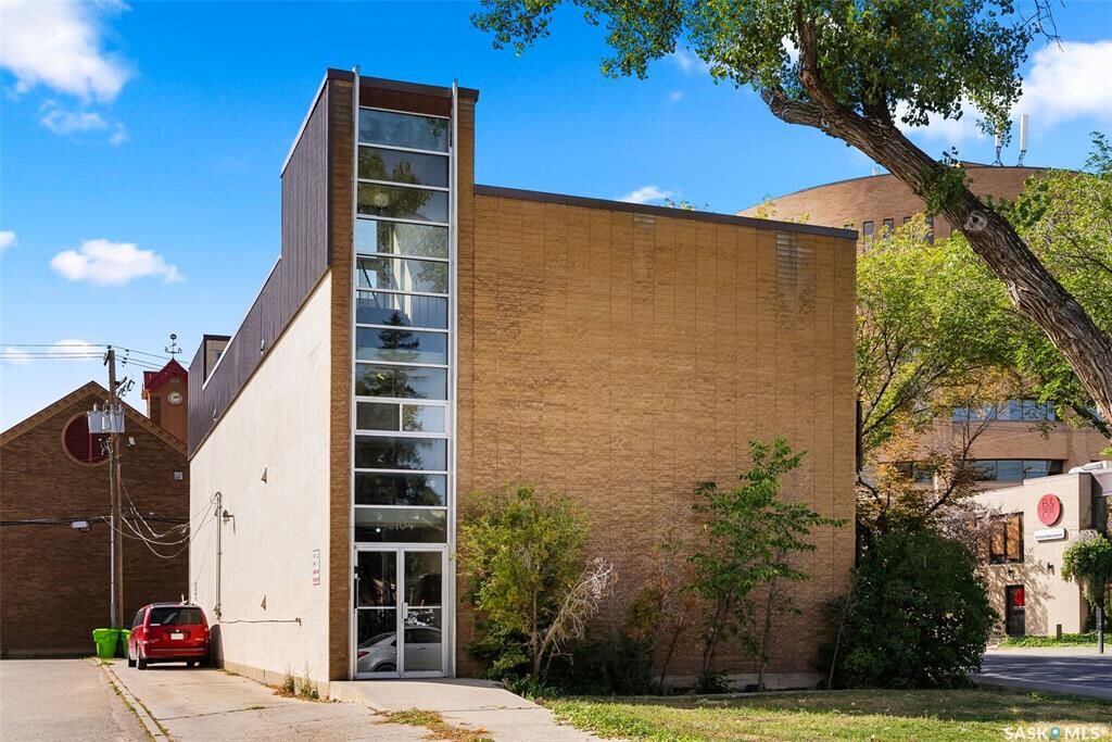 Property Photo: 2104 McIntyre Street 9 SK S4P 2R7