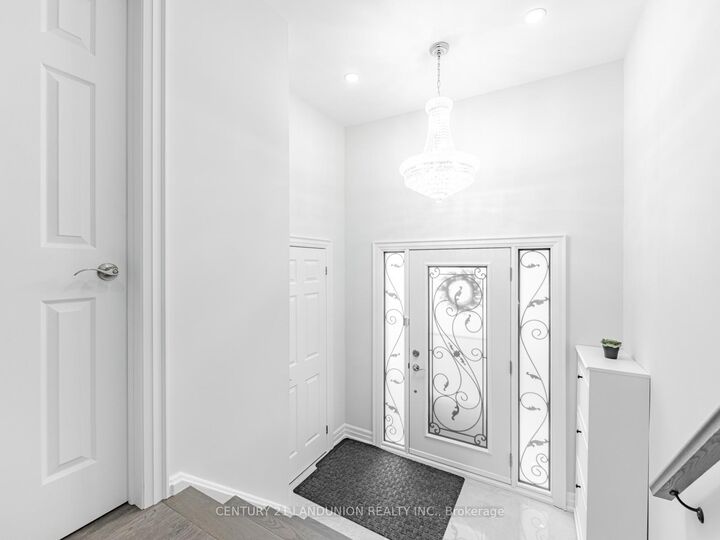 Property Photo: 36 Levitt Court ON M2R 3P9