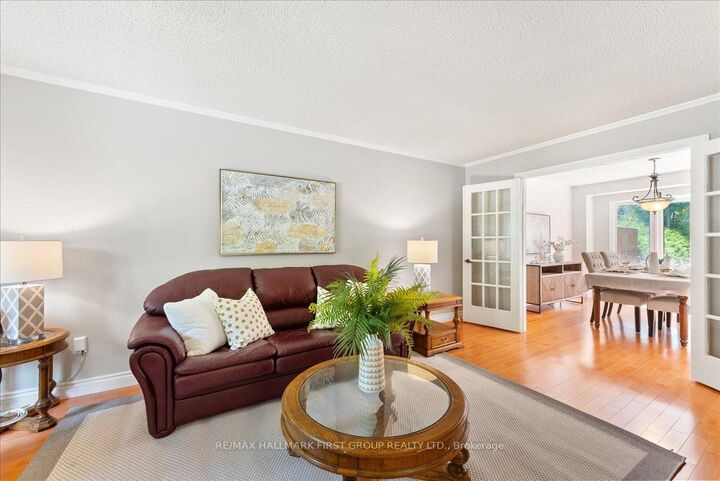 Photo de la propriété: 2098 Liverpool Road ON L1X 1C9