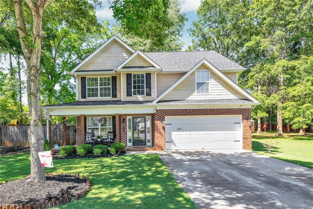 Property Photo: 114 Thorncliff Place SC 29625