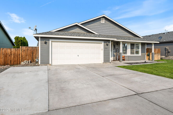 Property Photo:  516 Clark St  WA 98936 