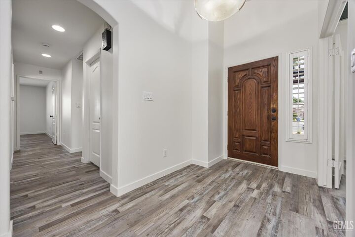 Property Photo:  10718 Pinebrook Falls Drive  CA 93312 