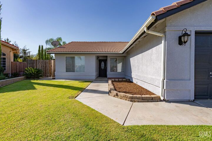 Property Photo: 704 Mallory Court CA 93268
