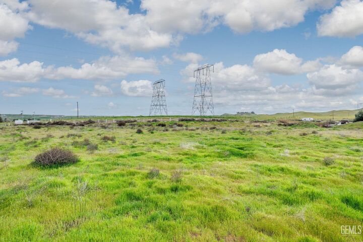 Property Photo: 2 Rio Mesa Drive CA 93308