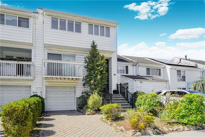 Property Photo:  24 Hampton Green  NY 10312 