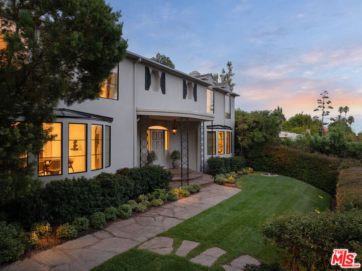 Property Photo:  1364 Londonderry Pl  CA 90069 