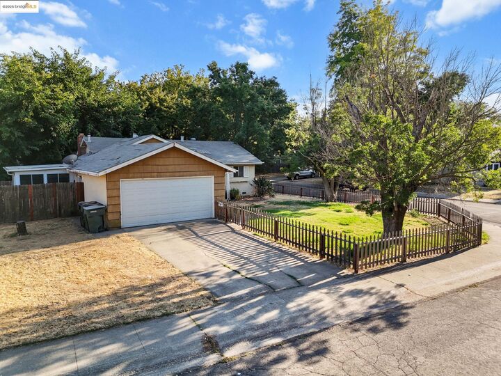 Property Photo:  2100 Monifieth Way  CA 95822 