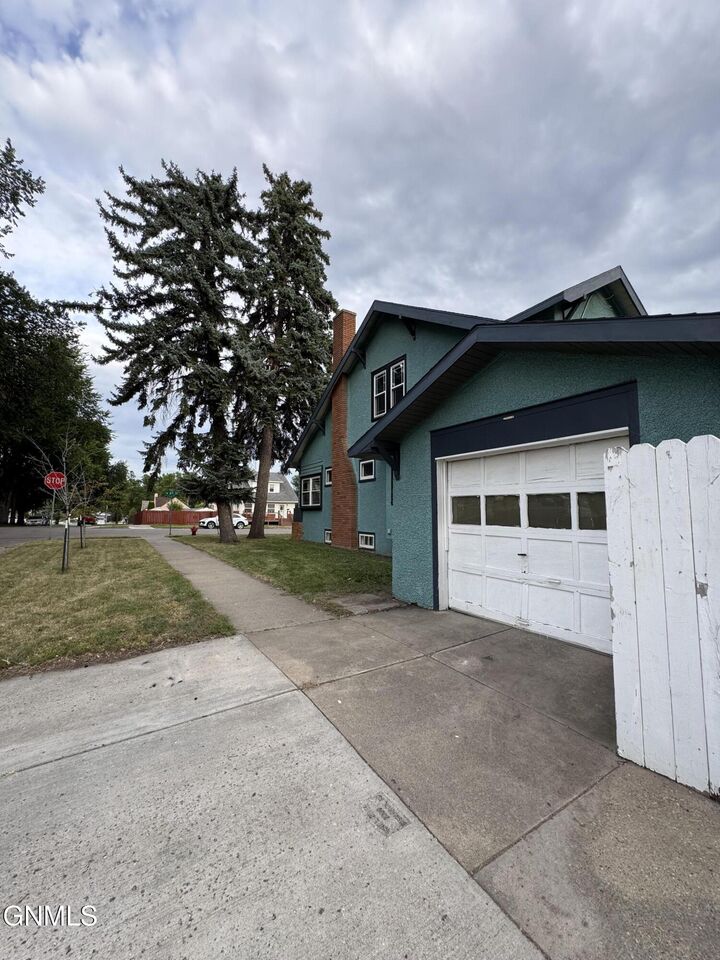 Property Photo:  930 N 6th Street Street  ND 58501 