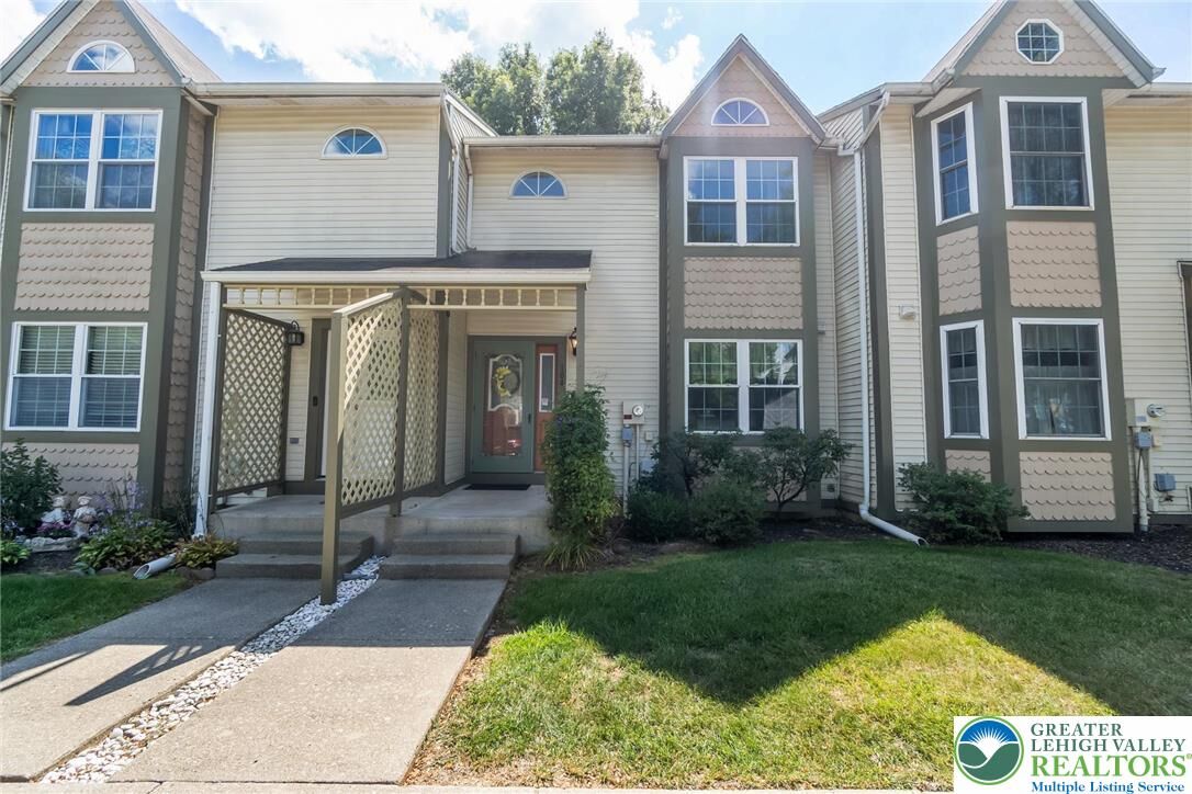 Property Photo:  104 Franklin Court  PA 18020 