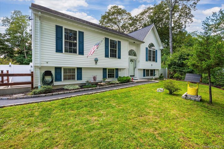 Property Photo:  7 Bird Court  NY 11951 