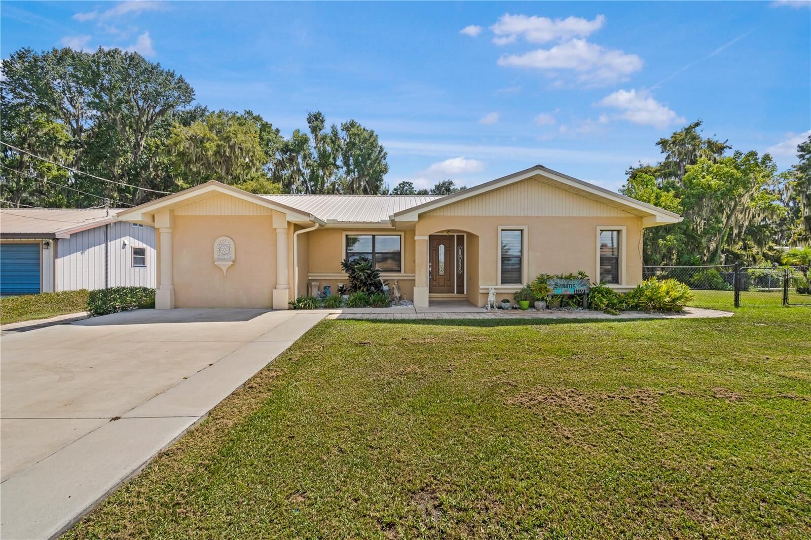 Property Photo: 1119 Cr 457 FL 33538