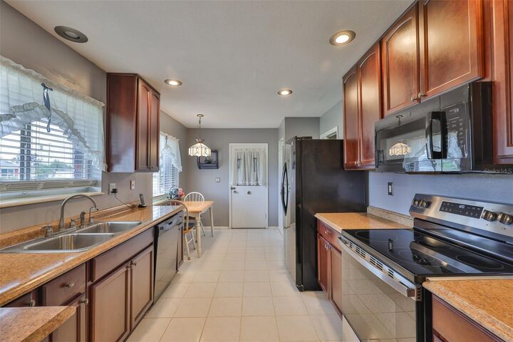 Property Photo:  643 Oakmont Avenue  FL 33573 