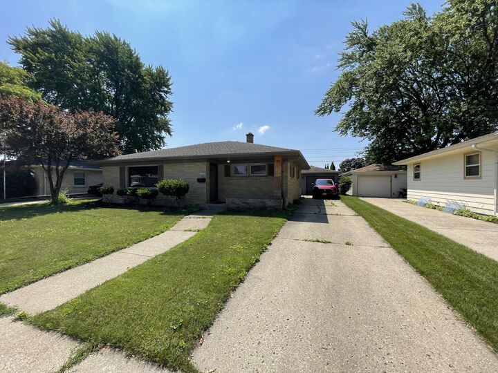 901 Saxony Dr  Racine WI 53402 photo