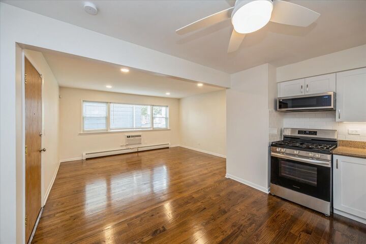 Property Photo: 929 S Oak Park Avenue 1ne IL 60304