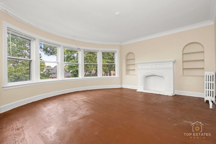 Property Photo: 6738 N Rockwell Street 2 IL 60645