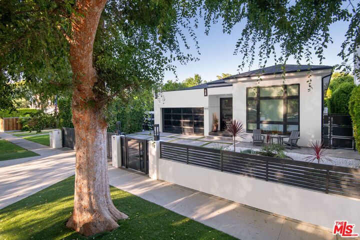 Property Photo: 4664 Lemona Avenue CA 91403