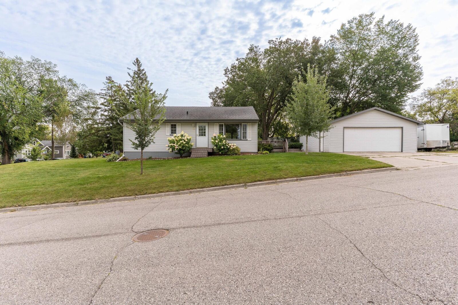 Property Photo:  805 S Oak Street  MN 56537 