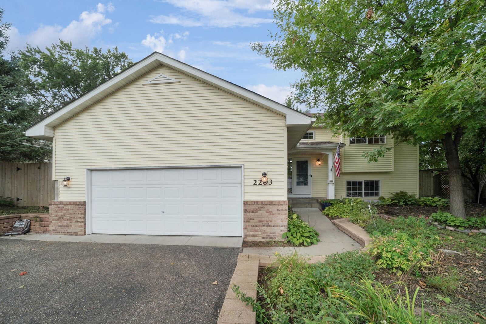 Property Photo:  2203 Chateau Lane  MN 55364 